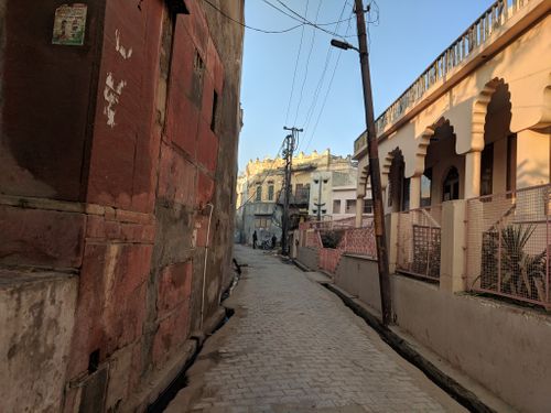 Dhira/Dheer Samira, Vrindavan