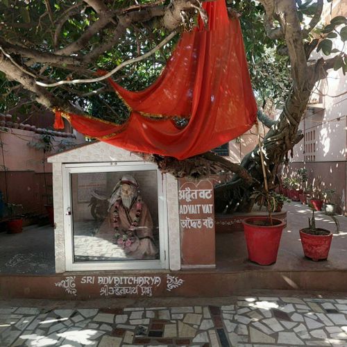 अद्वैत वट-वृंदावन