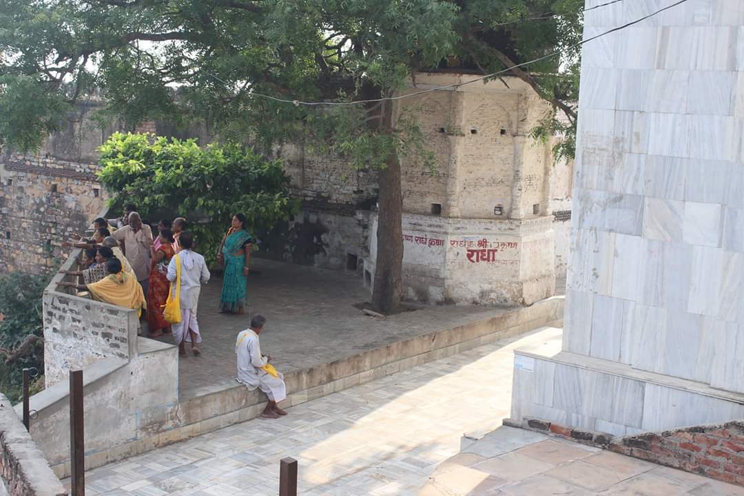 राधारानी मंदिर का परिवेश और बरसाना धाम का आनंद लेते श्रद्धालु।