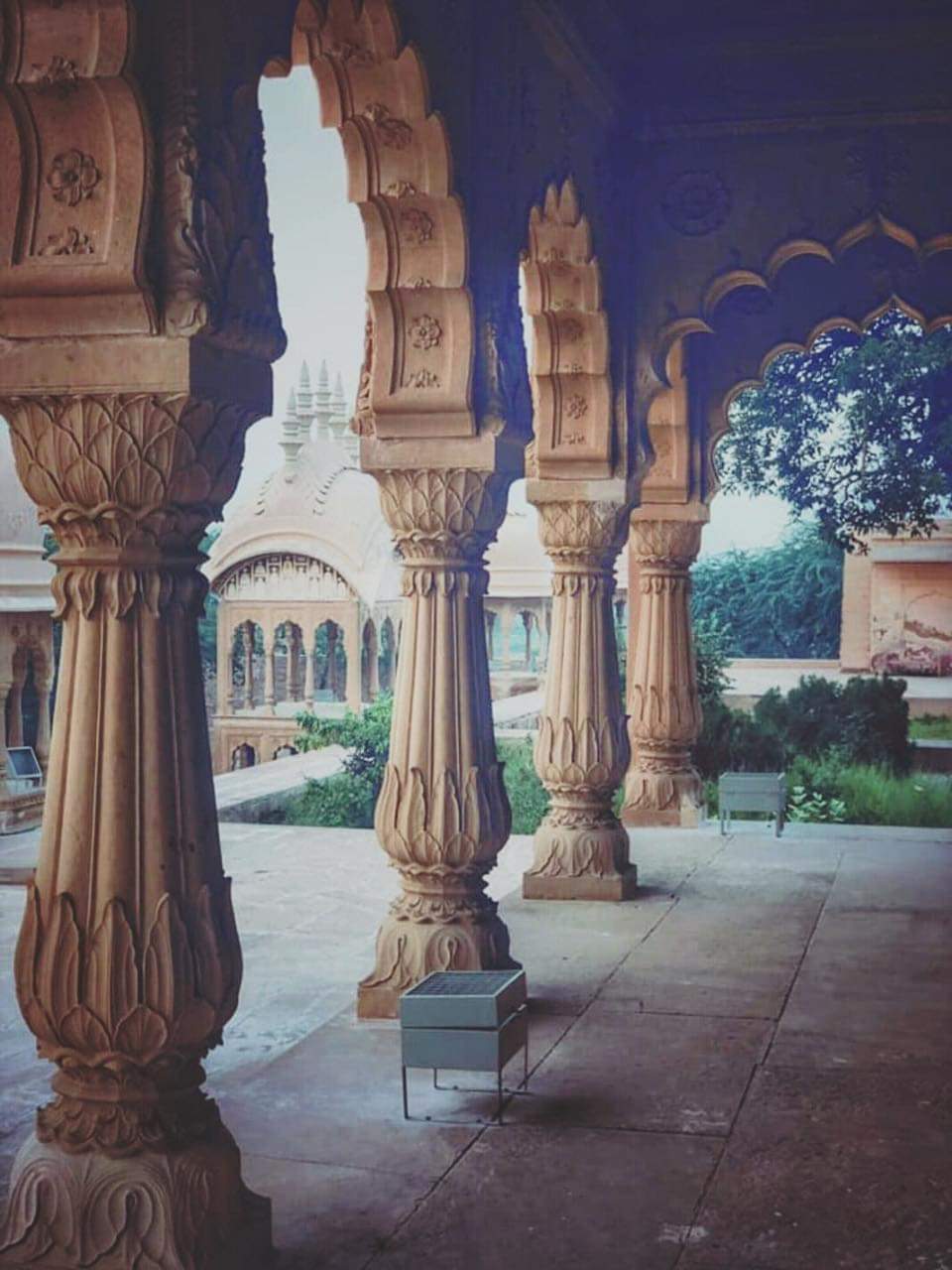 कुसुम सरोवर, बरसाना में भव्य मंदिर स्तंभों की झलक