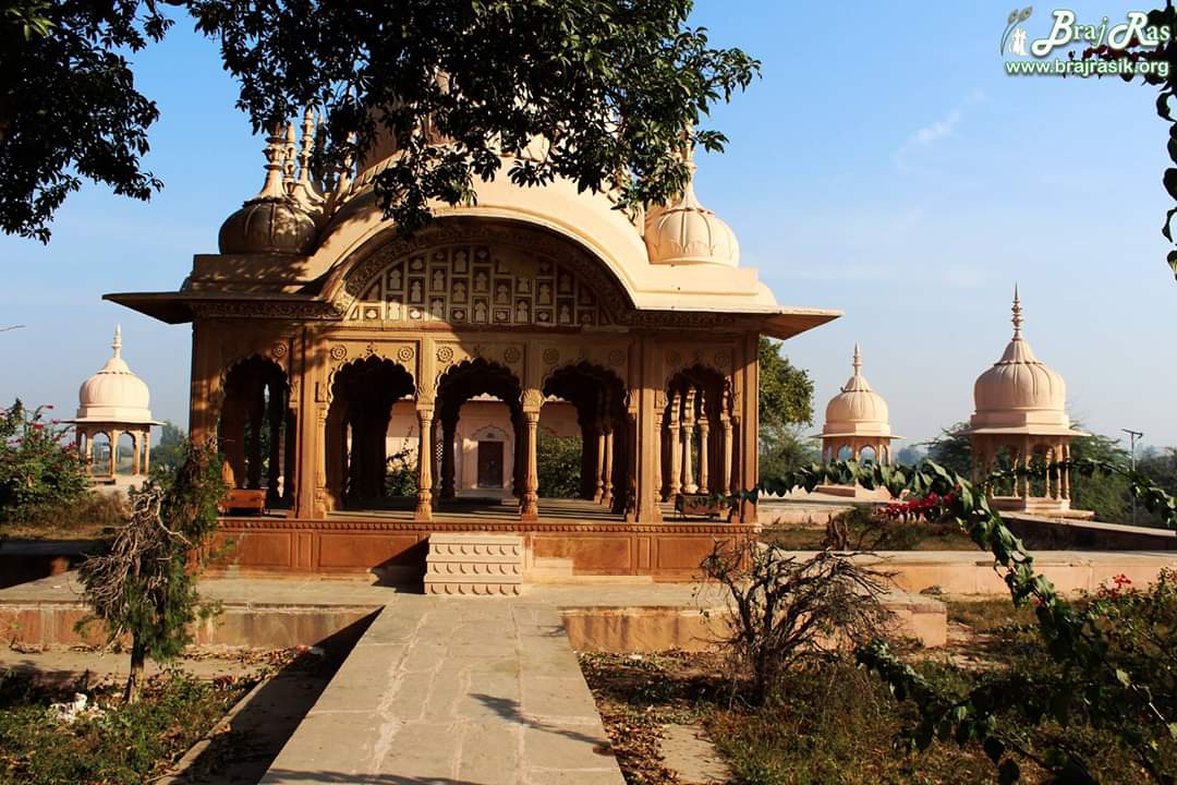 कुसुम सरोवर, बरसाना में सुंदर मकबरा