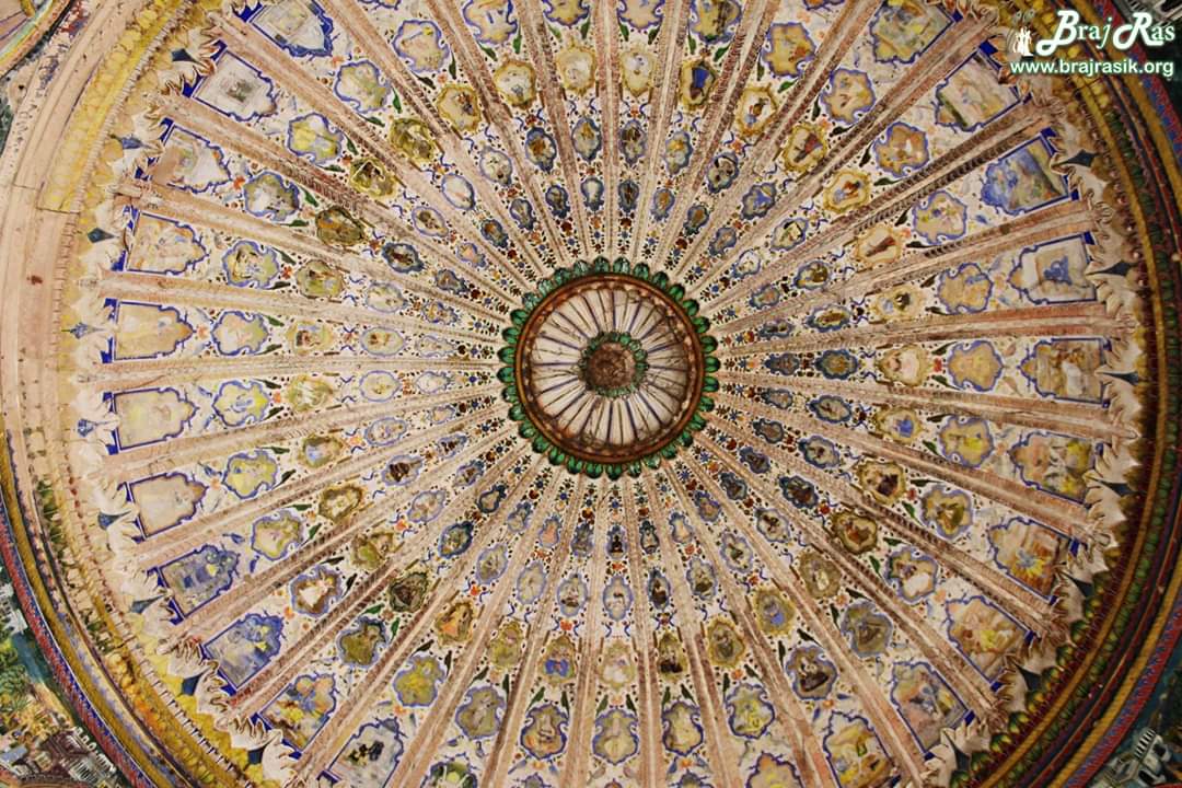कुसुम सरोवर, बरसाना की दीवारों पर श्री राधा कृष्ण की लीलाओं का चित्रण किया गया है