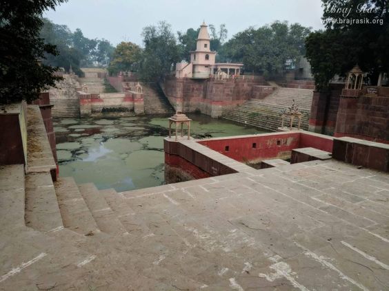 Shri Radharani washed her yellowish hand drenched in turmeric and thus this place was named as Peeli pokhar (yellowish pond)