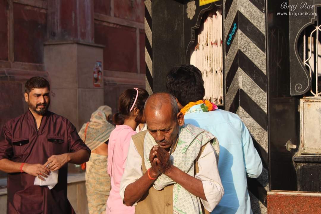 श्री बांके बिहारी मंदिर, वृंदावन के बाहर पूजा-अर्चना करते श्रद्धालु