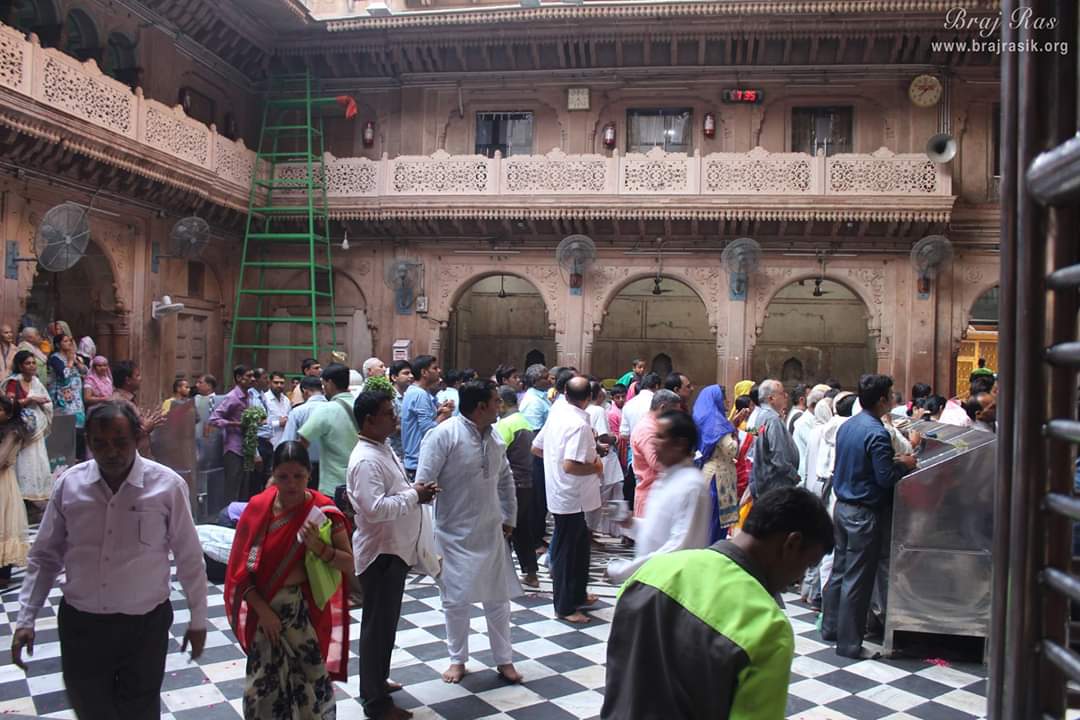 श्री बांके बिहारी मंदिर, वृंदावन के प्रांगण के अंदर