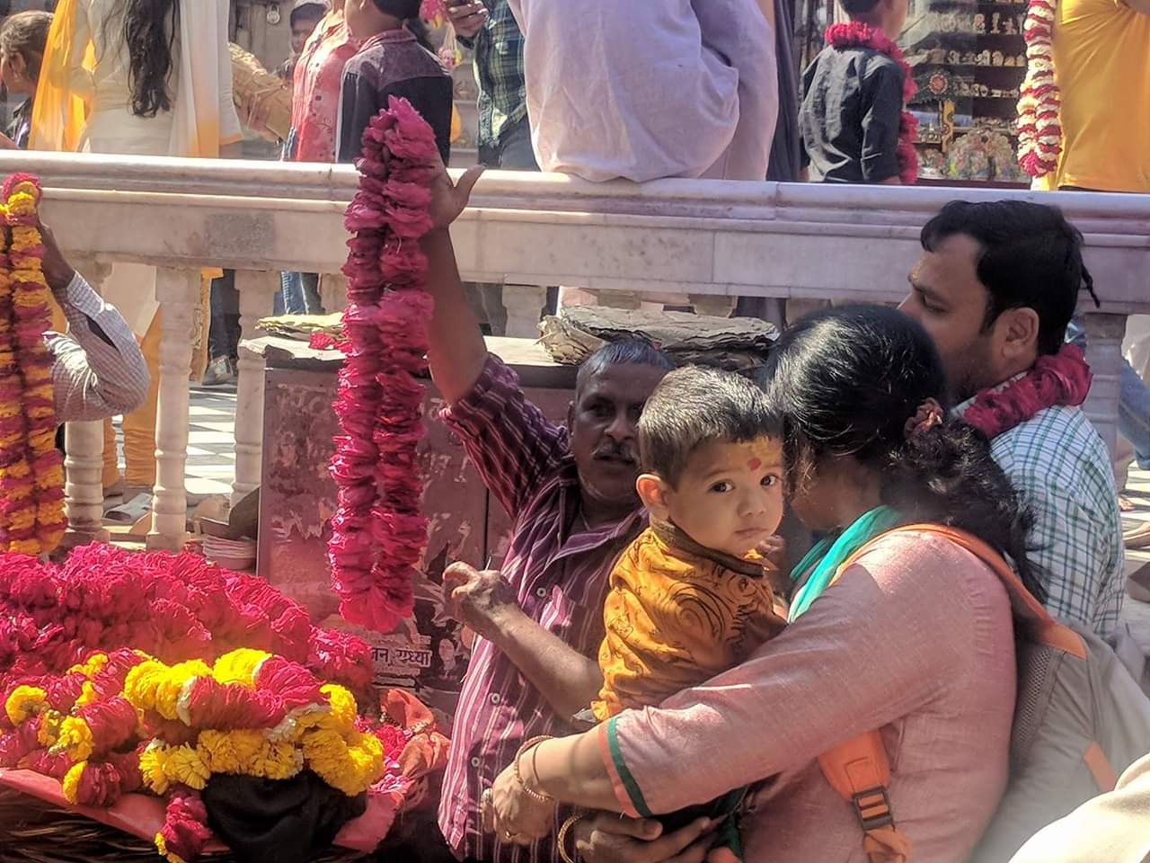 बांके बिहारी मंदिर, वृंदावन में चढ़ाने के लिए फूल।