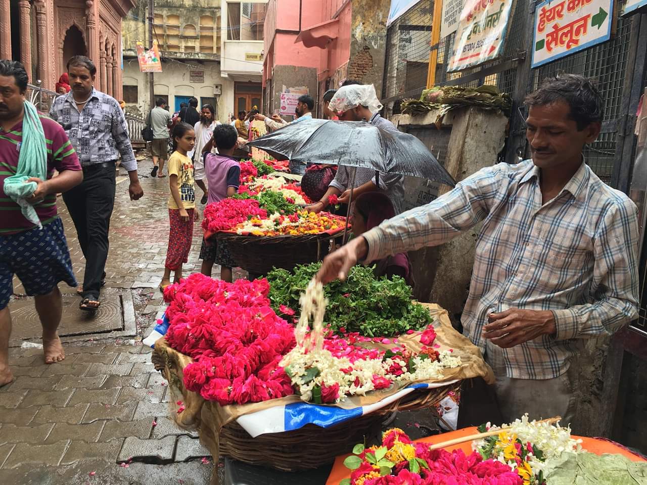 बांके बिहारी मंदिर, वृंदावन में बारिश।