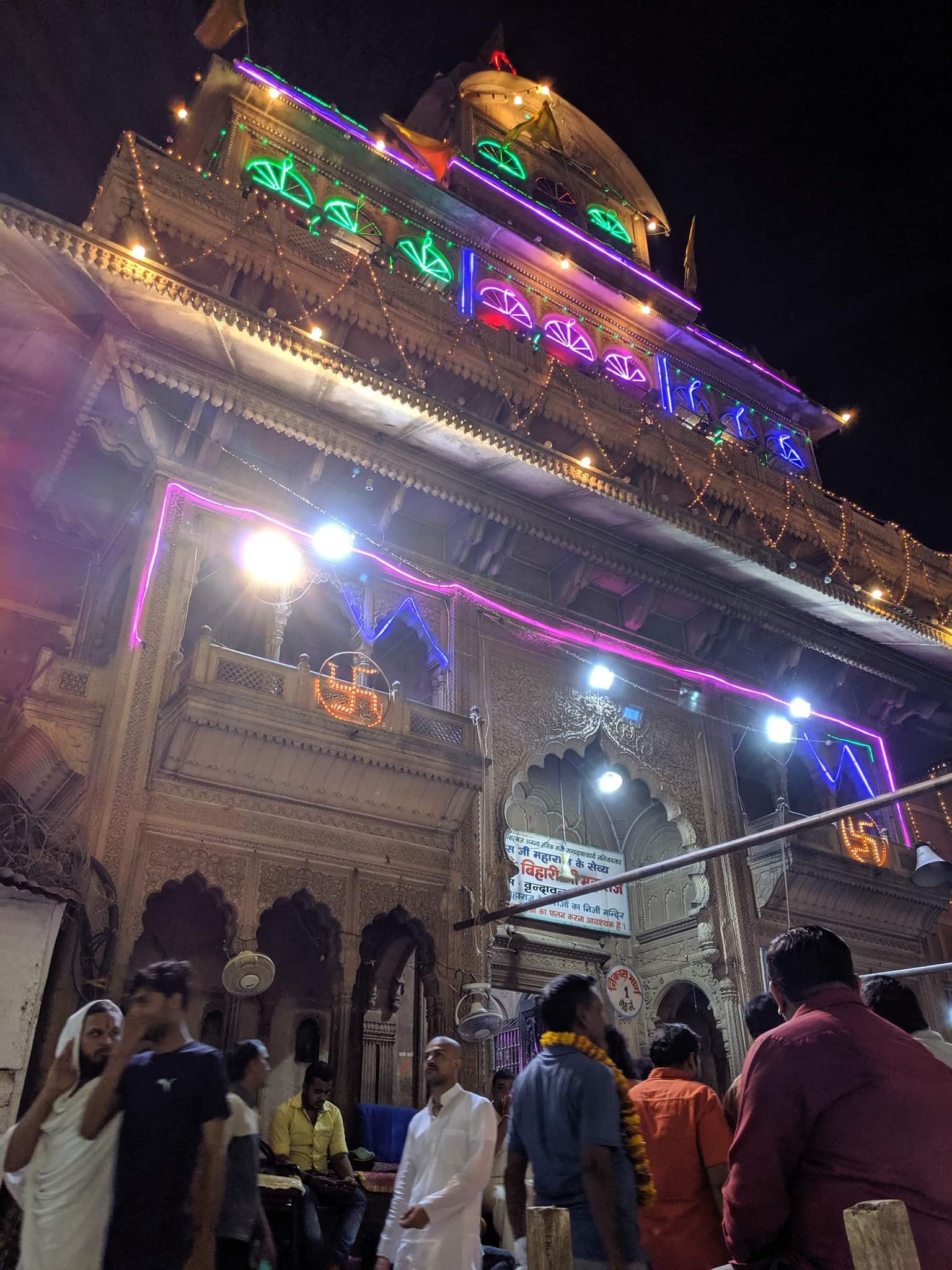 श्री बांके बिहारी मंदिर का रात्रि का दृश्य