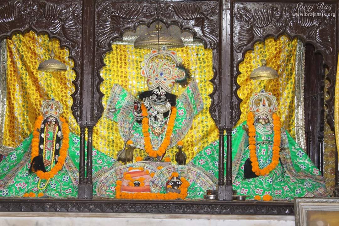 श्री राधा और जाह्नवा जी के साथ श्री गोपीनाथ।