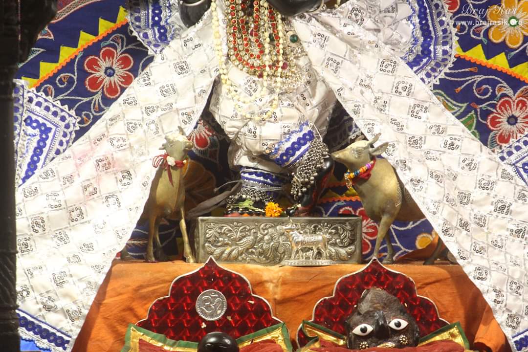 श्री राधा गोपीनाथ मंदिर में श्री गोपीनाथ के चरणकमल।