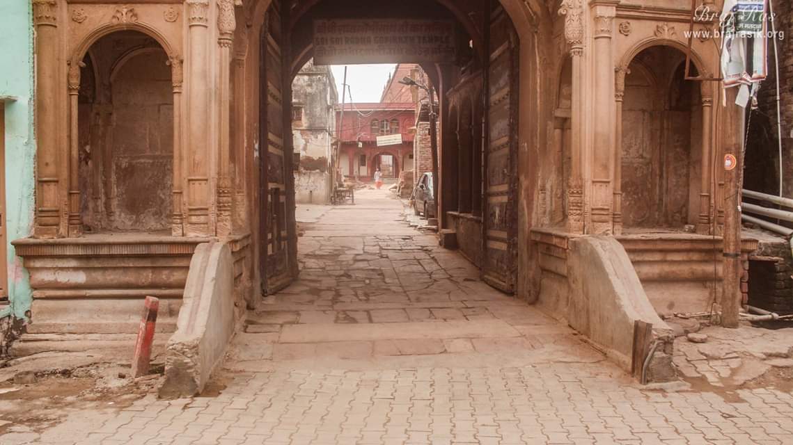 वृंदावन में यमुना के तट पर श्री राधा गोपीनाथ।