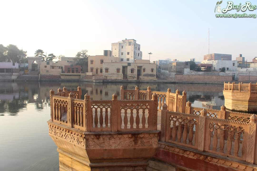 Darshan of Shyam Kund at Radha Kund, Goverdhan.
