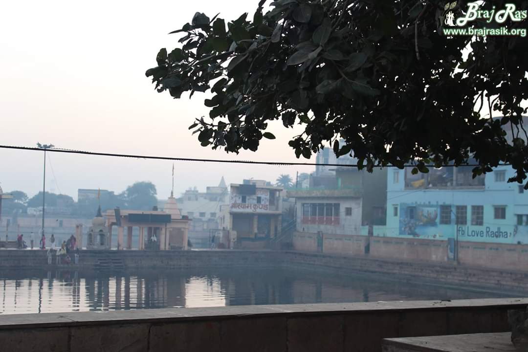 राधा कुंड, गोवर्धन का सुबह का दृश्य।