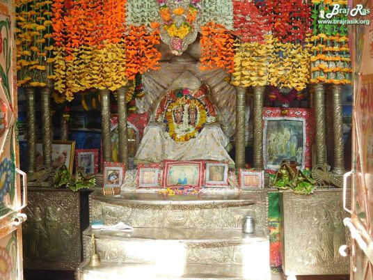 Deity Darshan at Maan mandir or Mana mandir, Barsana