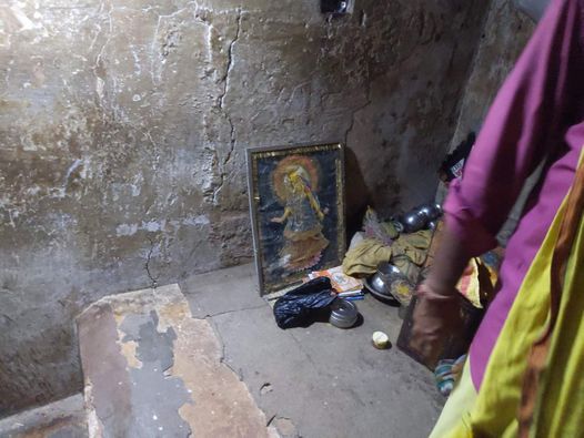 This is the glimpse of very small cave at the Maan Mandir. This goes till end of Gahvarvana. This is the Divine experience to visit this cave. There are numerous saints like Jagadguru Shri Kripalu Ji, Shri Ramesh Baba, Shri Radhanath swami and others performed bhajana here, at Maan mandir or Mana mandir, Barsana