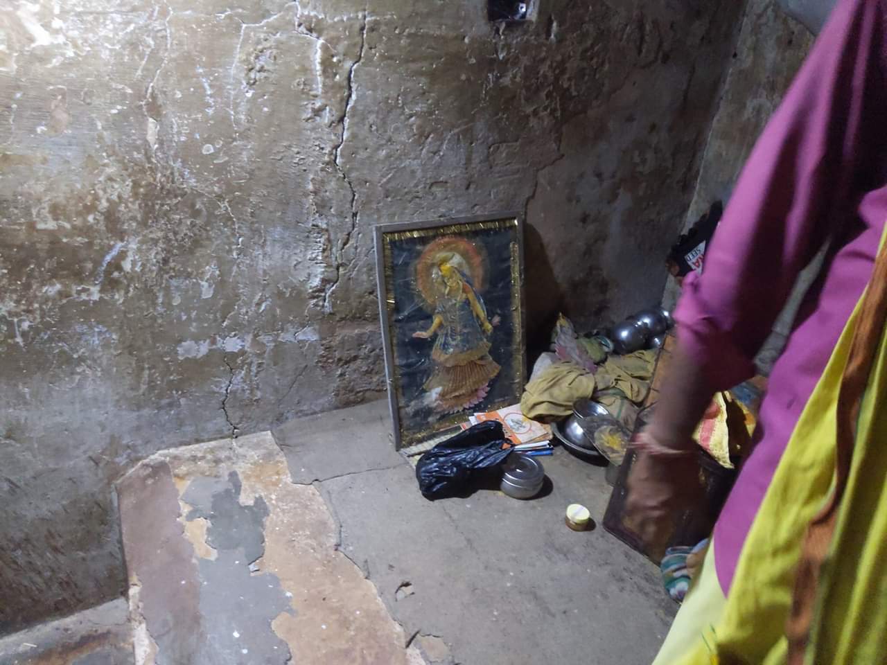 यह मान मंदिर की बहुत छोटी गुफा की झलक है। यह गुफा गहवर वन के अंत तक है। इस गुफा के दर्शन करने का यह दिव्य अनुभव है। जगद्गुरु श्री कृपालु जी, श्री रमेश बाबा, श्री राधानाथ स्वामी जैसे कई संतों ने यहां मान मंदिर, बरसाना में भजन किए।