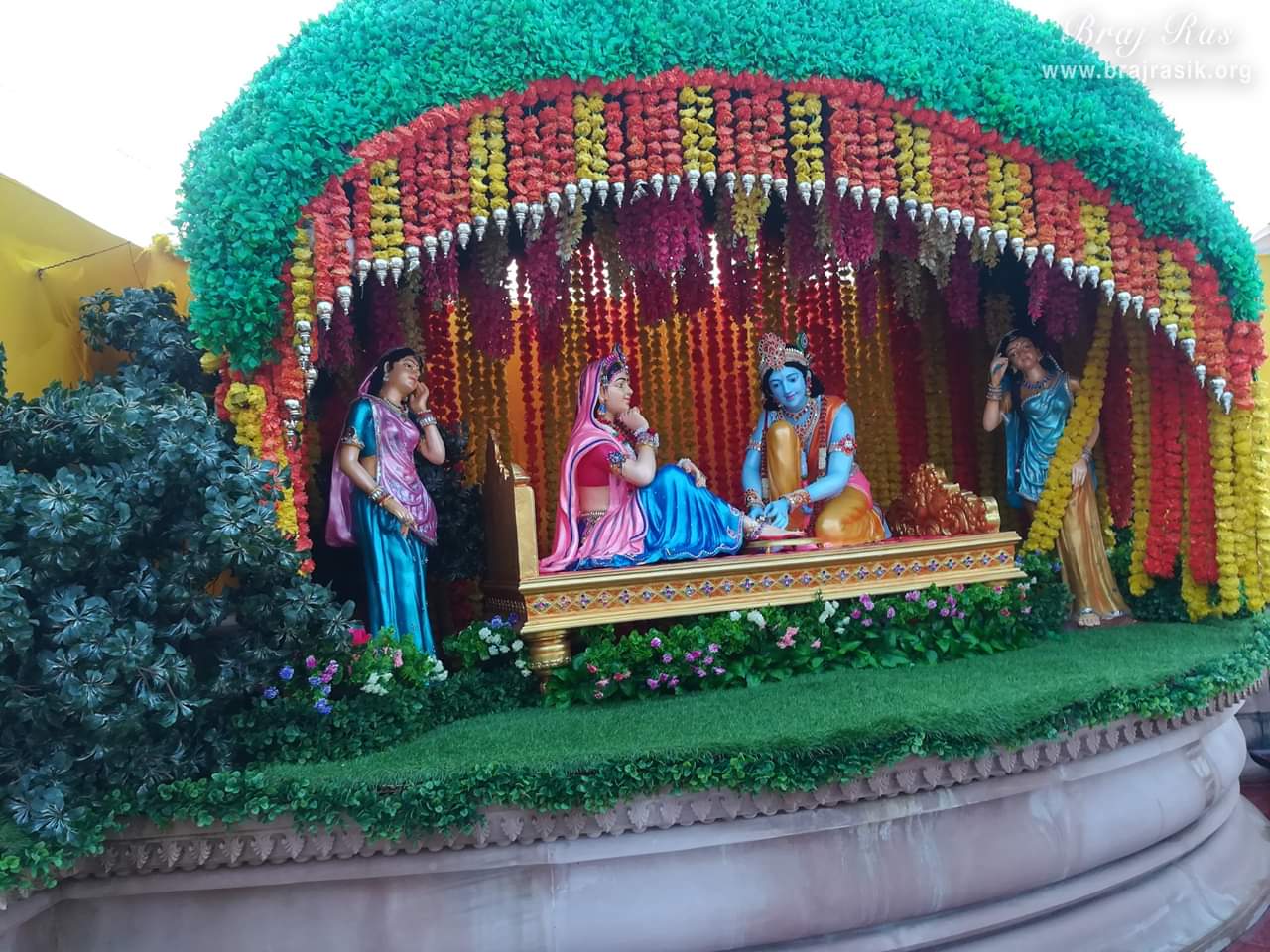 श्री कृष्ण कीर्ति मंदिर, बरसाना में श्री राधा की सेवा करते हुए।