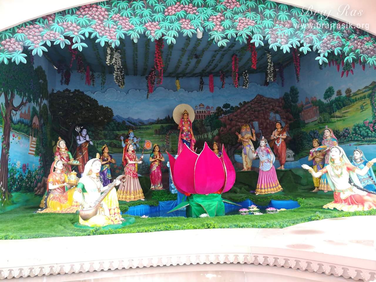 कीर्ति मंदिर, बरसाना में श्री राधा की पूजा करते हुए समस्त देवी देवता।