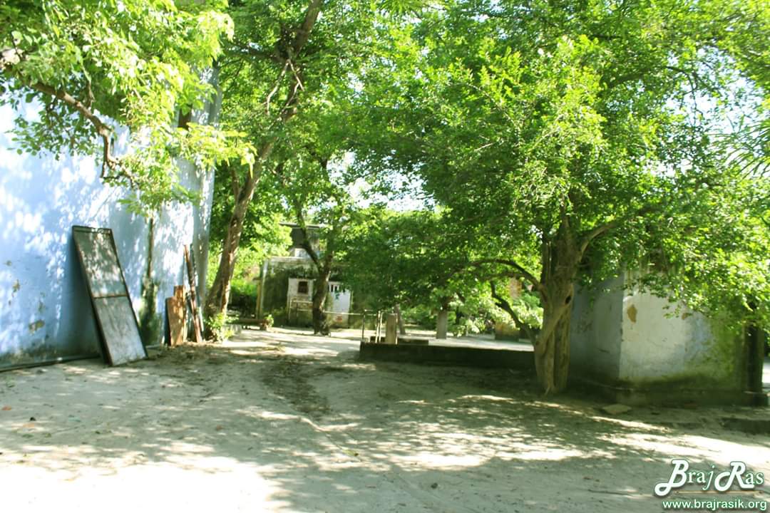 One has to follow "Maun Vrat" completely to be able to reside here and to Sadhna.