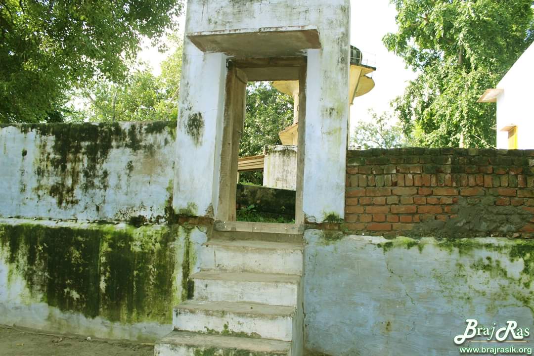 Way for Bhajan Kutirs at Shri Tatiya Sthan, Vrindavan.