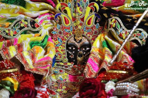 Here Shri Shri Raseshwari (Radharani) Ji's deity is present in the form of Shyam Rang (Blackish form). It is said that, while being absorbed in Shri Krishn's devotion here, Radharani's body color totally changed and became dark. There is no deity of Shri Krishn as such. That's why the place is known as Shri Shriji Raseshwari Ji Maharaj at Hita Old Raas Mandal.