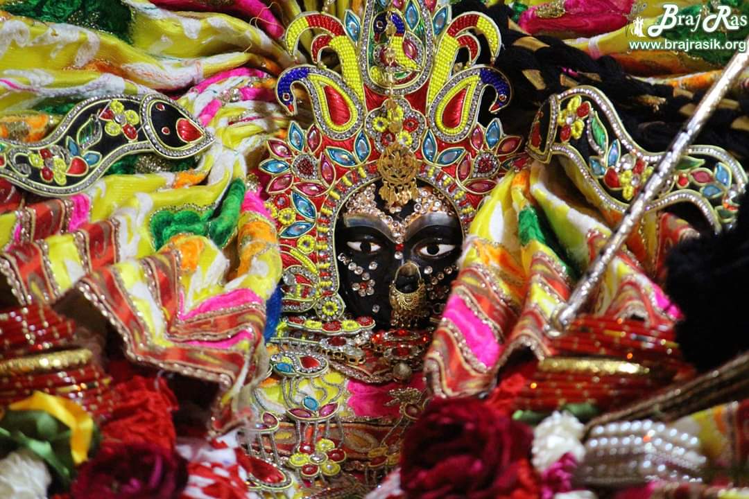Here Shri Shri Raseshwari (Radharani) Ji's deity is present in the form of Shyam Rang (Blackish form). It is said that, while being absorbed in Shri Krishn's devotion here, Radharani's body color totally changed and became dark. There is no deity of Shri Krishn as such. That's why the place is known as Shri Shriji Raseshwari Ji Maharaj at Hita Old Raas Mandal.
