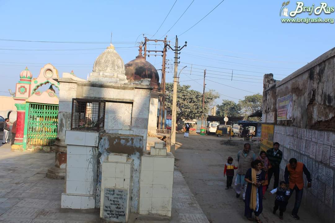 From the side of Yamuna Ji, you can park your vehicle near Cheer Ghat and visit Shri Raseshwari Radha at old Raas Mandal Vrindavan. It is near Chir Ghat.