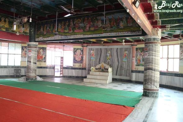 Once Shri Radha-Krishna were doing the Raas dance here and Radharani’s anklet broke, Shri Hariram Vyasji (descencion of Vishakha Sakhi) being absorbed in Leela, present here because of his divinity, instantly mended it with his sacred thread. Some of the Vaishnavas complained about his behavior of removing his sacred thread of tulsi beaded necklace and putting it on Shri Radha’s feet. He, in fact, was very firm on his decision as he suggested for what purpose is this sacred thread to me if it cannot be used in service of Shri Radharani.