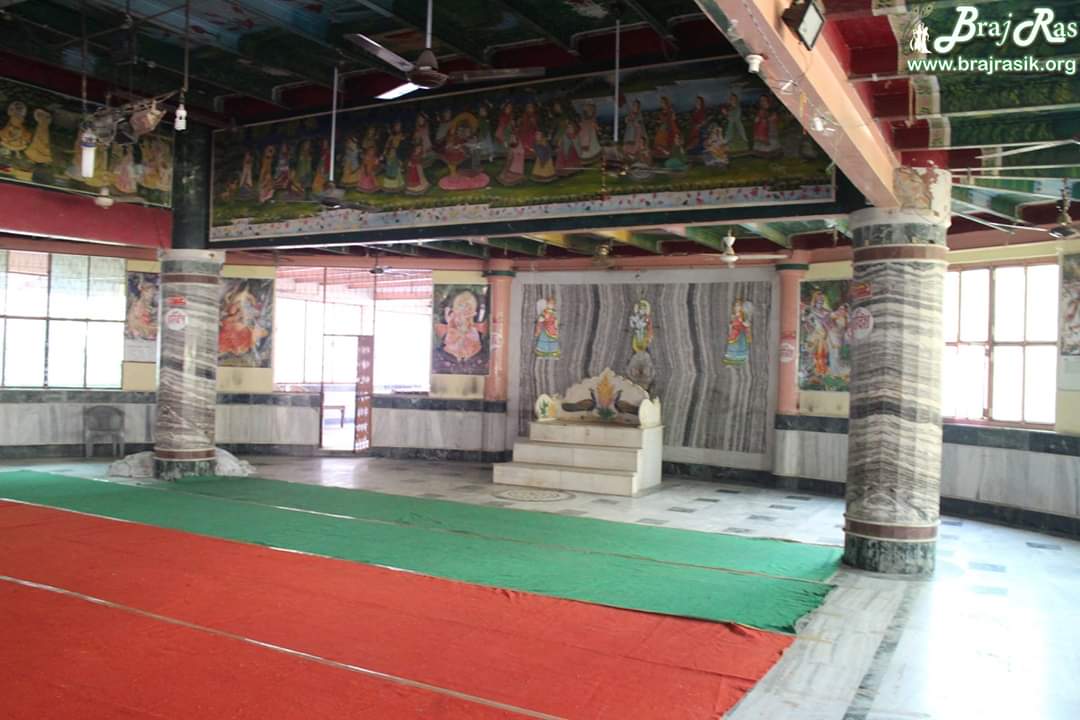 Once Shri Radha-Krishna were doing the Raas dance here and Radharani’s anklet broke, Shri Hariram Vyasji (descencion of Vishakha Sakhi) being absorbed in Leela, present here because of his divinity, instantly mended it with his sacred thread. Some of the Vaishnavas complained about his behavior of removing his sacred thread of tulsi beaded necklace and putting it on Shri Radha’s feet. He, in fact, was very firm on his decision as he suggested for what purpose is this sacred thread to me if it cannot be used in service of Shri Radharani. 