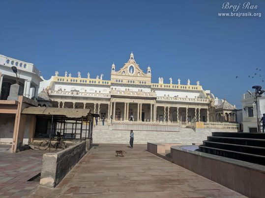 It is called Lalit Nikunj because Shri Lalit Kishori, a Rasik saint performed bhajan here at Shri Lalit Nikunj or Shahji temple or Tedekhambe Wala. 