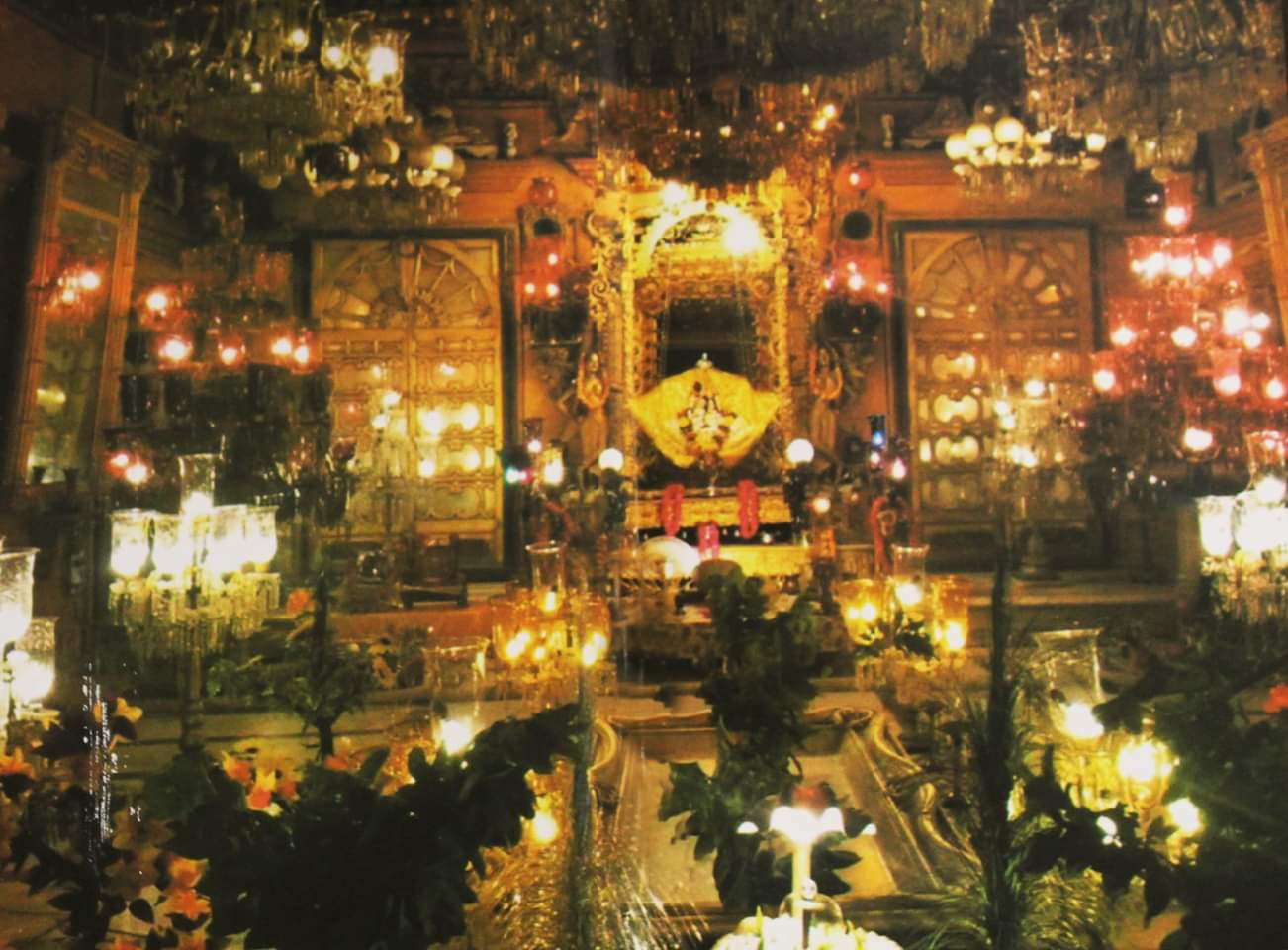 शाहजी मंदिर में बसंती कमरा की झलक। मंदिर के प्रांगण के पूर्वी छोर पर, एक बड़ा आँगन है जिसे 'बसंती कमरा' (दरबार) कहा जाता है, जो बेल्जियम के कांच के झूमर और भगवान राधा-कृष्ण के प्रेमपूर्ण लीलाओं को दर्शाते हुए उत्तम चित्रों से सुसज्जित है। यह कमरा साल में केवल दो बार बसंत पंचमी के अवसर पर खोला जाता है