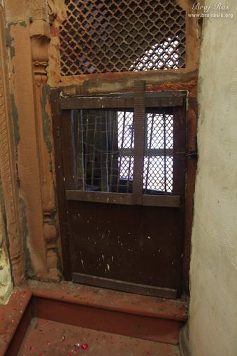 After moving to Vrindavan, Shri Lalit Kishori made a vow never to leave the holy land of Vrindavan, and his brother Lalit Mohini followed suit. He had so much love for the dust of Vrindavan that he found it impossible to even think of easing the call of nature upon it. So he used to pass urine and stool in pots made from Agra clay and have them couriered out of Braj for disposal. His samadhi is located here at Shahji temple.