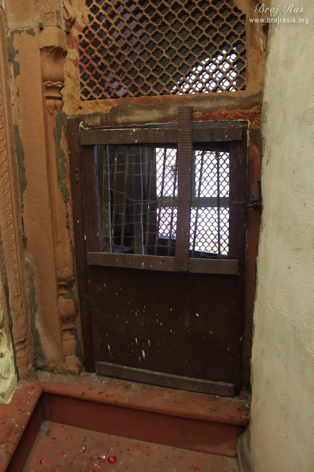 After moving to Vrindavan, Shri Lalit Kishori made a vow never to leave the holy land of Vrindavan, and his brother Lalit Mohini followed suit. He had so much love for the dust of Vrindavan that he found it impossible to even think of easing the call of nature upon it. So he used to pass urine and stool in pots made from Agra clay and have them couriered out of Braj for disposal. His samadhi is located here at Shahji temple.