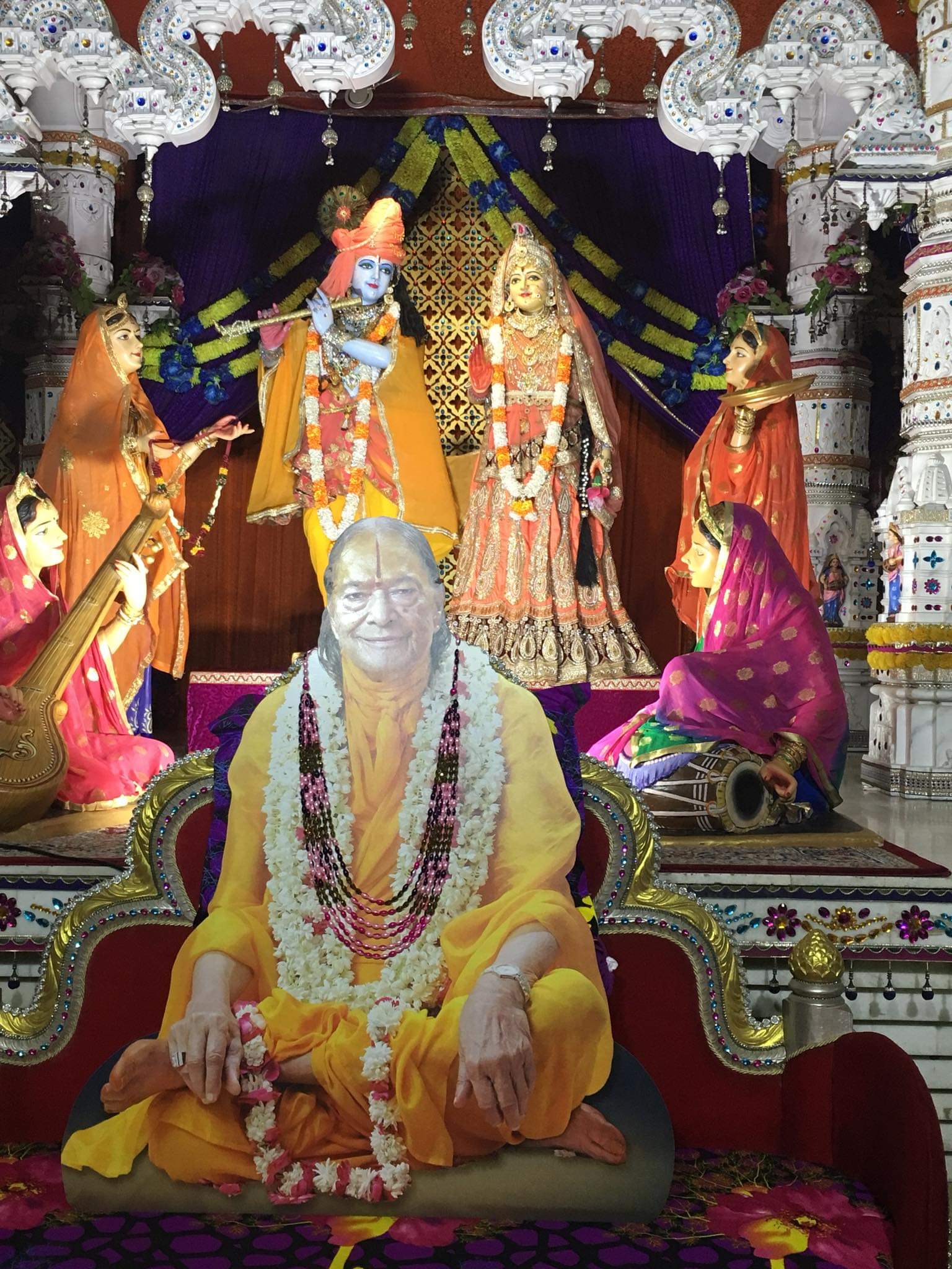 श्यामा श्याम धाम, वृंदावन में श्रीविग्रह दर्शन।