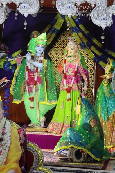 Shri Radha Krishn at Shyama Shyam Dham, Vrindavan.