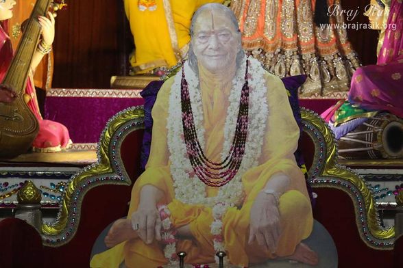 Jagadguru Shri Kripaluji Maharaj at Shyama Shyam Dham, Vrindavan.