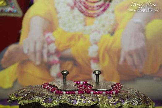Lotus feet of Jagadguru Shri Kripaluji Maharaj at Shyama Shyam Dham, Vrindavan.