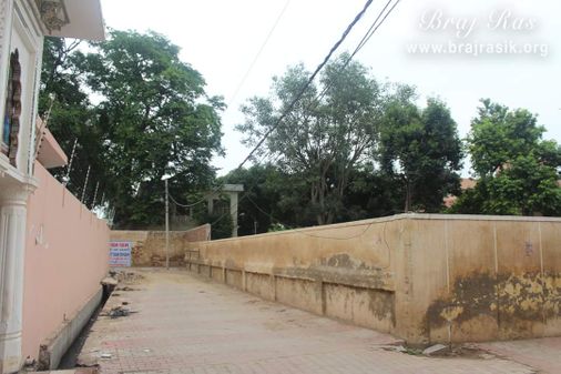 Lane near Shyama Shyam Dham, Vrindavan.