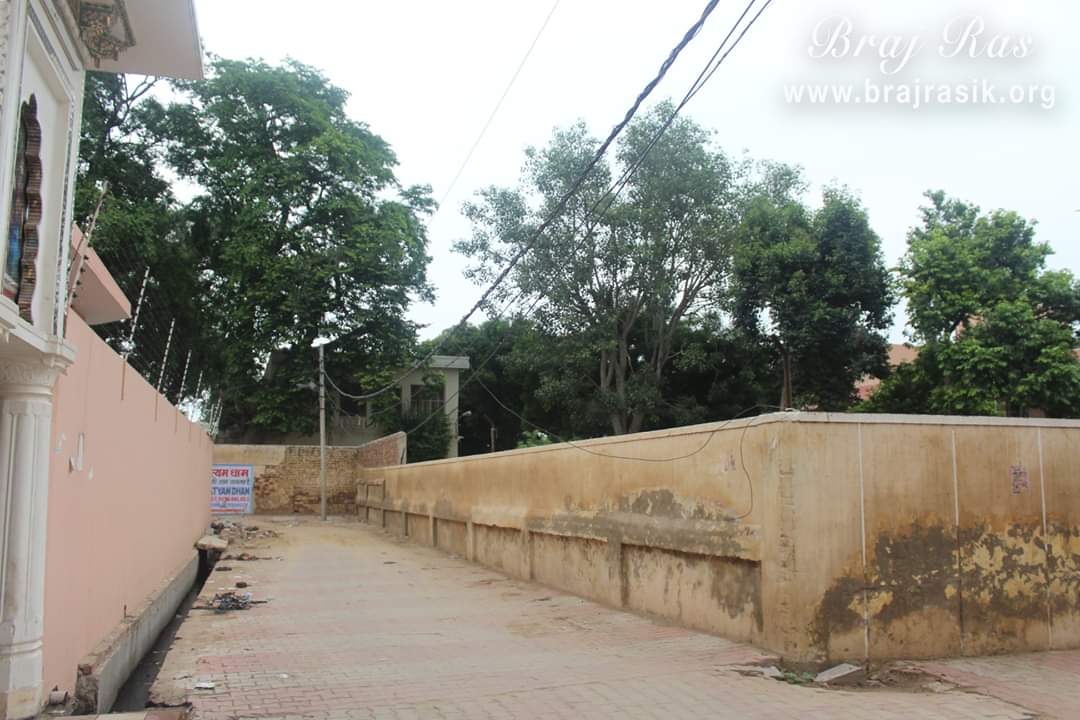 Lane near Shyama Shyam Dham, Vrindavan.