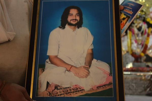 Currently Shri Shyam Sharan Devacharya is considered as the respected acharya. Darshan @ Shriji Ka Mandir.