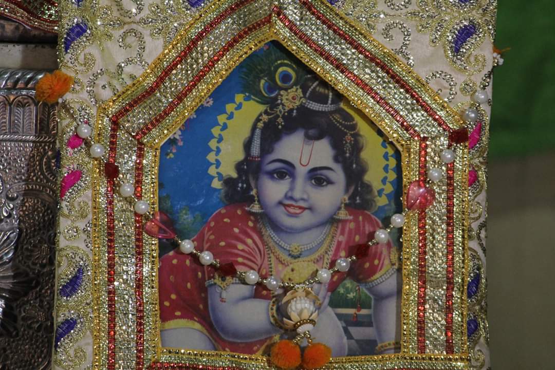 श्रीजी का मंदिर में श्री कृष्ण का चित्र।