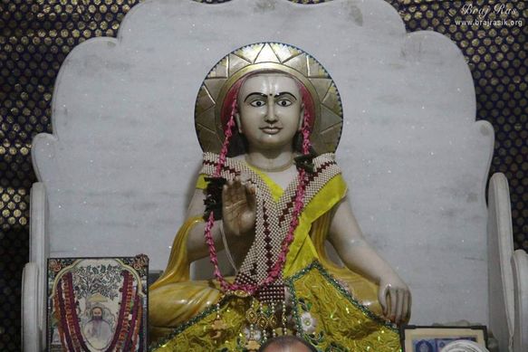 Chakra Avtar Shri Nimbarkcharya at Shriji ka Mandir.
