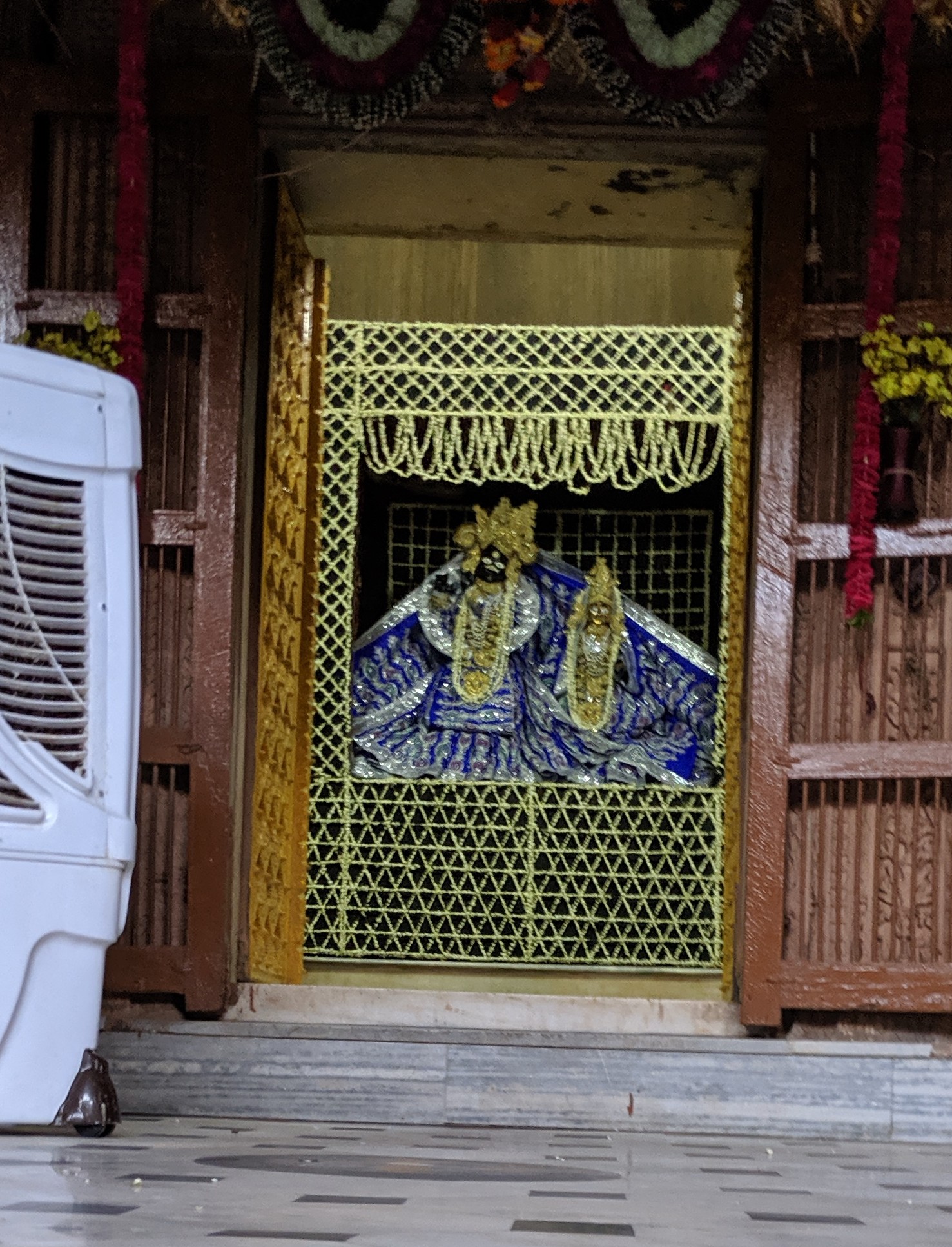 वृंदावन में रसिक बिहारी मंदिर में ठाकुर दर्शन।