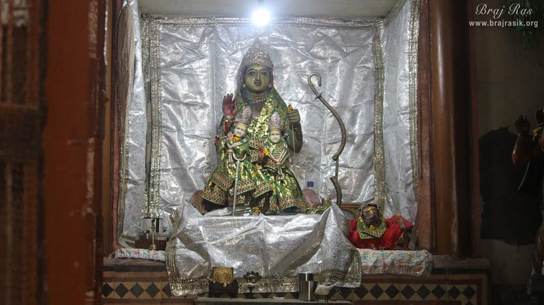श्री तुलसीदास राम स्थली, ज्ञान गुदढ़ी, वृंदावन में श्री तुलसीदास के अनुरोध पर ठाकुर श्री कृष्ण ने धनुष और बाण धारण कर लिए।