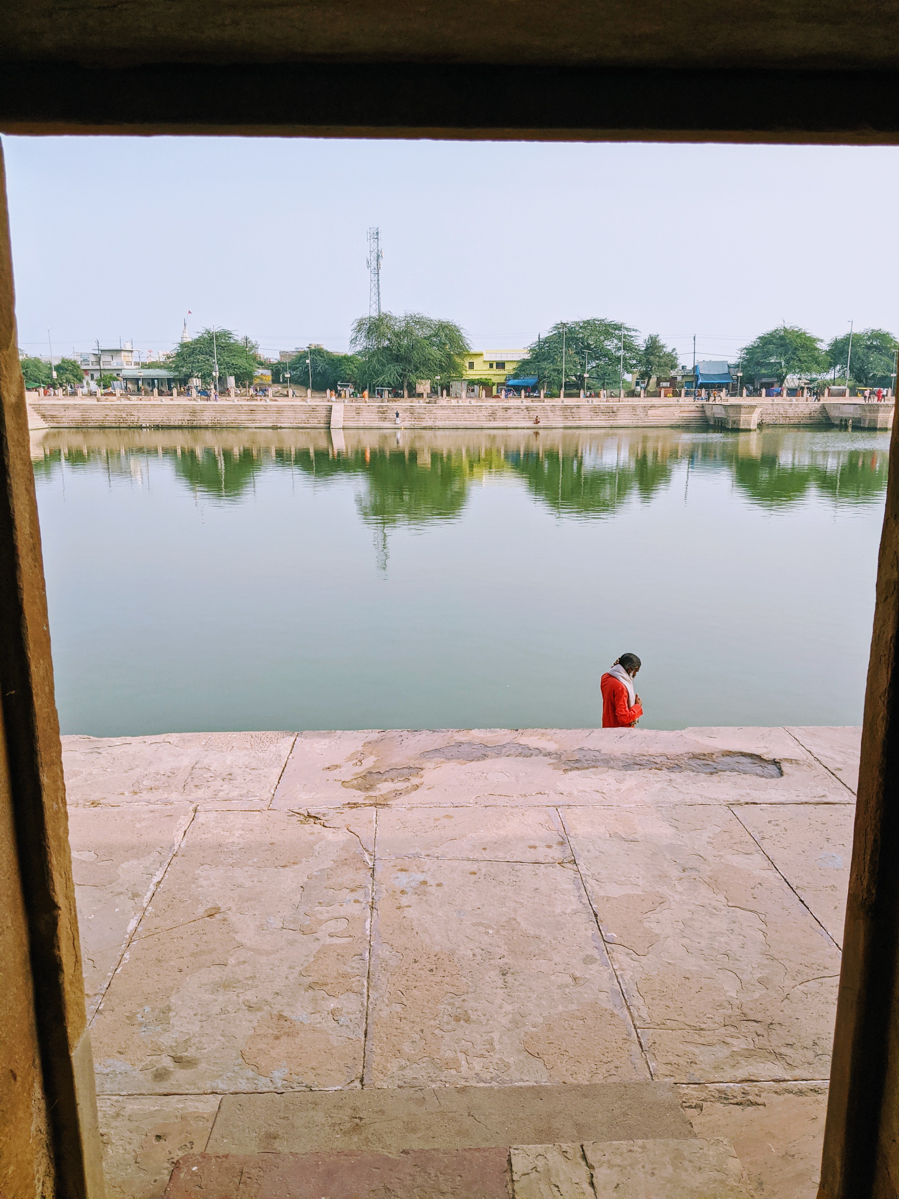 कुसुम सरोवर, गोवर्धन का दृश्य 