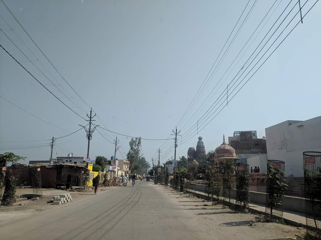 परिक्रमा मार्ग, वृंदावन में यमुना देवी के तट पर मदन मोहन मंदिर की झलक।