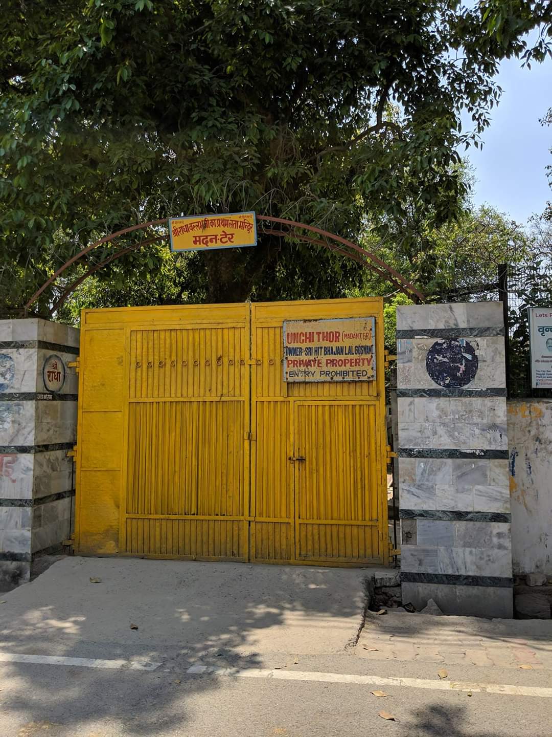 Glimpses of Madan ter Vrindavan in Parikrama marg.