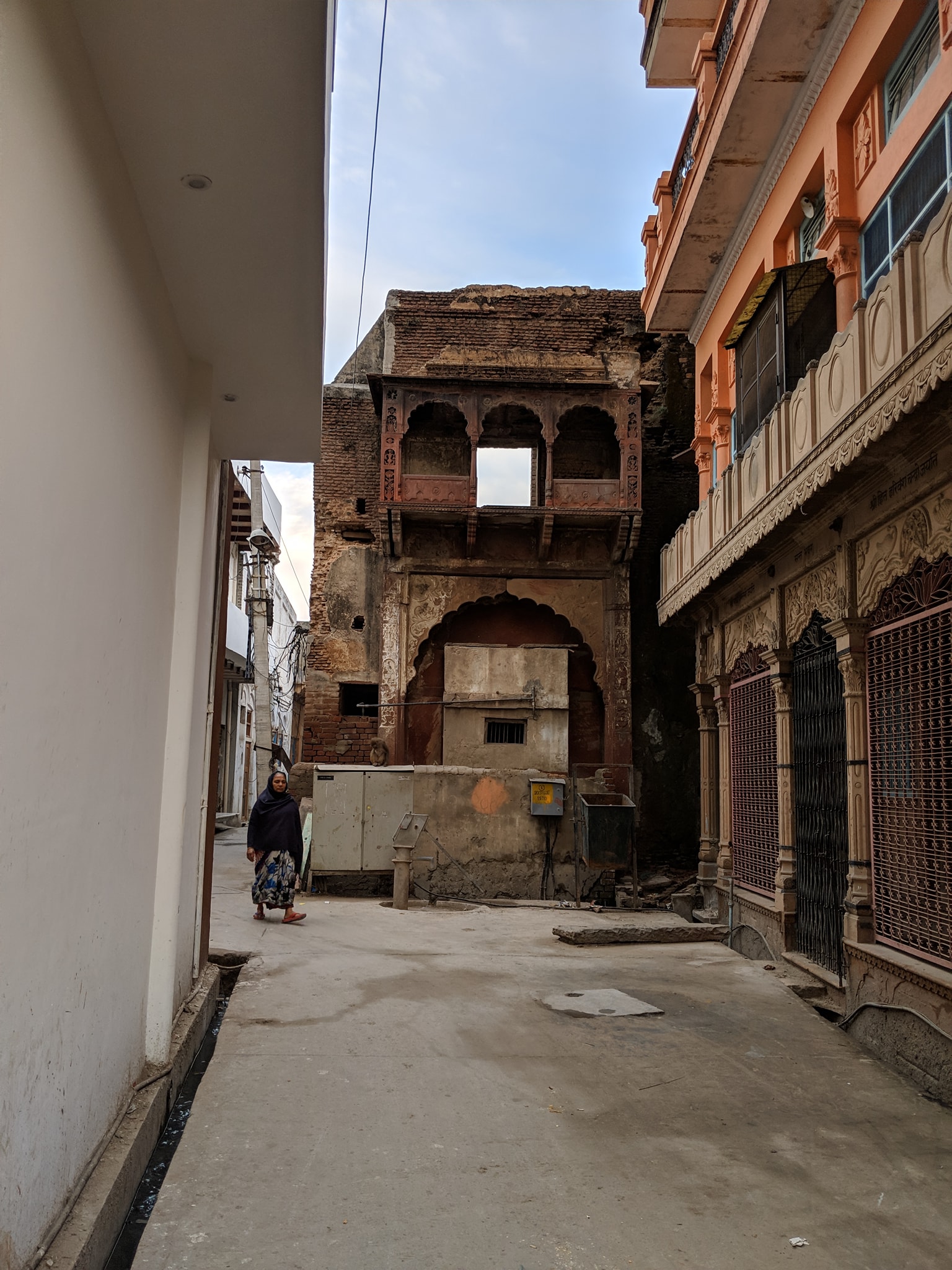 वृंदावन में पुराने रास मंडल के पास कुंज गली।