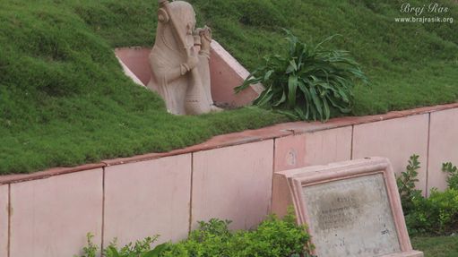 Statue of Meera bai at Brahma Kund.