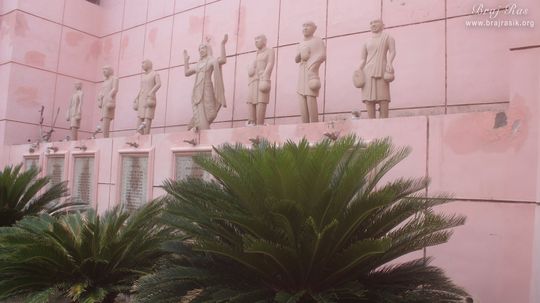 Statue of Shri Chaitanya Mahaprabhu along with six Goswamis.